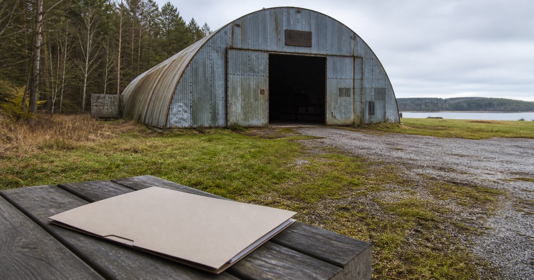 A hangar appeared the day before the notary